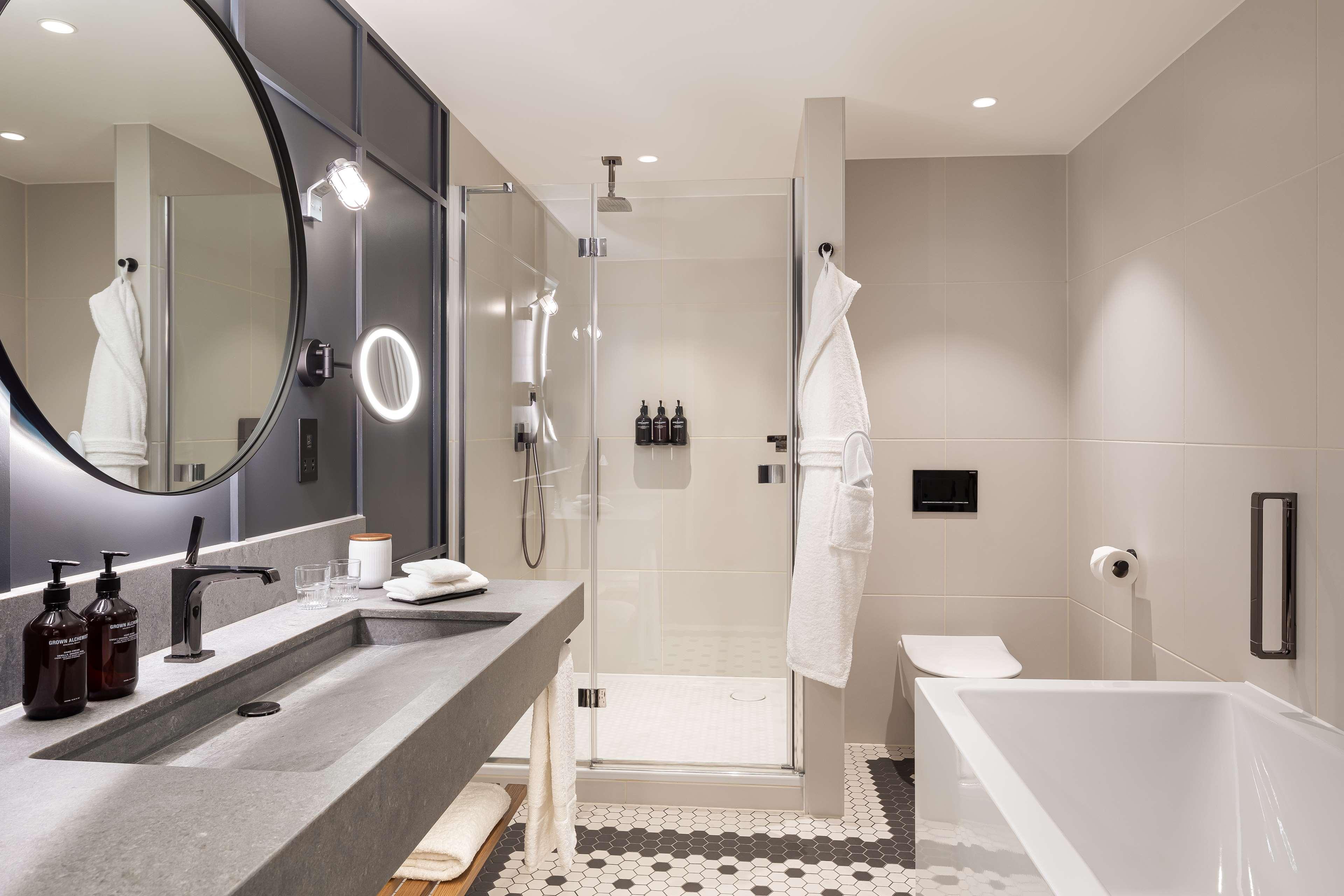 Hotel The Gantry Curio Collection By Hilton 4*