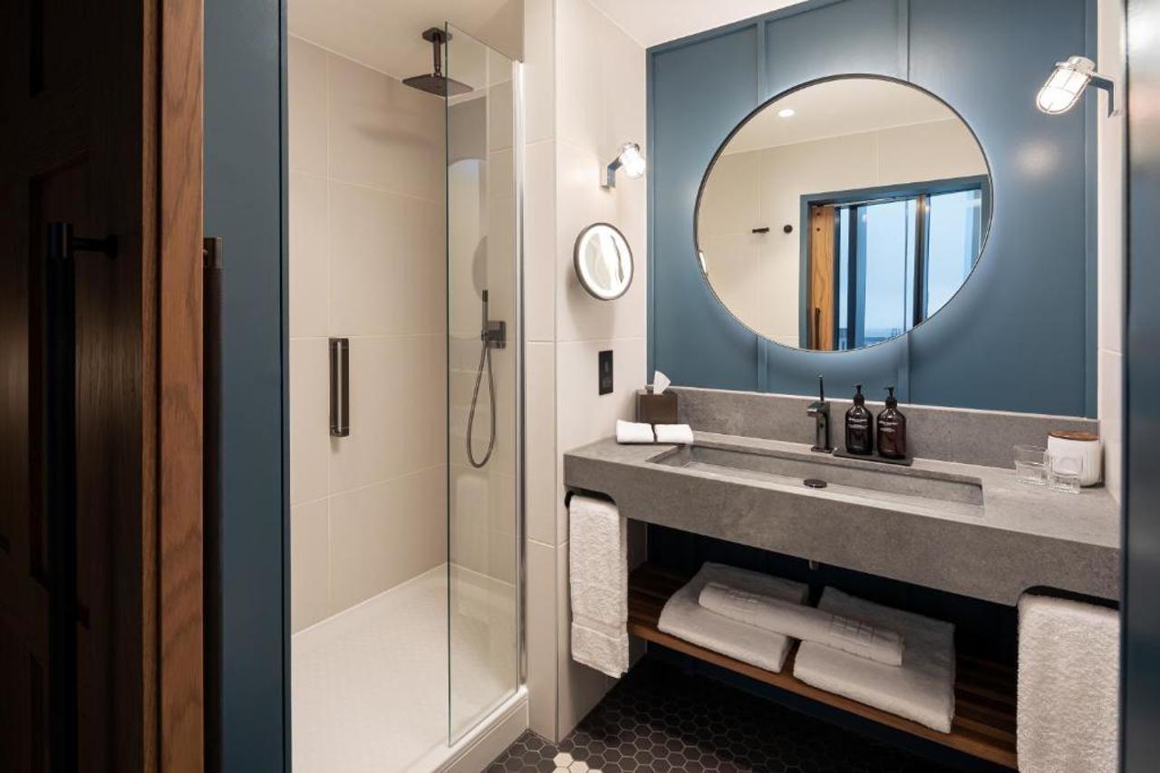 Hotel The Gantry Curio Collection By Hilton 4*